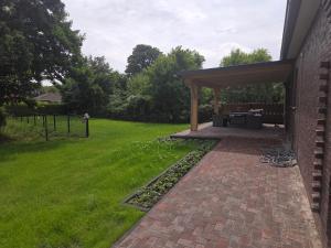 un patio in mattoni con un padiglione in un cortile di Haus Sonnenschein a Dornum