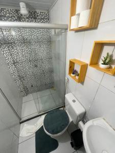 ein Badezimmer mit Dusche, Toilette und Waschbecken in der Unterkunft Kit net morro de são Paulo in Cayru