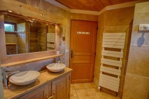 a bathroom with two sinks and a mirror at Chalet Le Wapiti, aux pieds des pistes, à 200m du village in Notre-Dame-de-Bellecombe +26 photos