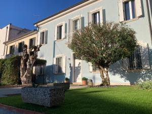 a house with a green lawn in front of it at Villetta Emi in Padova