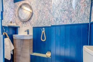 baño con armarios azules y espejo en 2 Bed in Silecroft oc-c32542, en Silecroft 13 fotos más