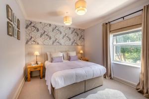 Un dormitorio con una cama grande y una ventana. en 2 Bed in Silecroft oc-c32542, en Silecroft