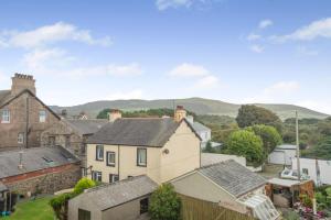 Una vista de un pueblo con montañas al fondo. en 2 Bed in Silecroft oc-c32542, en Silecroft