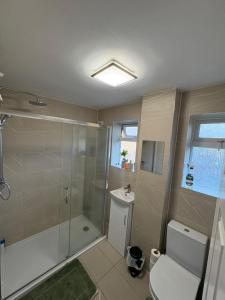 Bilik mandi di Modern & Spacious 3BR House Bracknell - Berkshire +26 gambar
