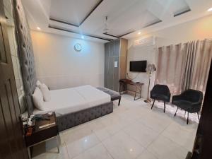 Μια τηλεόραση ή/και κέντρο ψυχαγωγίας στο Cuzzy Inn Hotel