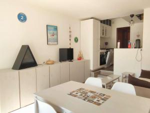 ein Wohnzimmer mit Tisch und Küche in der Unterkunft Studio cosy au pied des pistes pour 4 personnes, balcon, cœur de station, proche activités - FR-1-292-185 in Isola