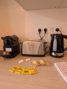 Kemudahan buat kopi dan teh di Le Petit Capoine 2- T2 Plein Centre de Carcassonne- +14 gambar