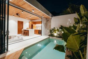 チャングーにあるLa Payesaのキッチン付きの家の屋内スイミングプール