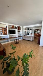 Η κουζίνα ή μικρή κουζίνα στο Oceans House Villa