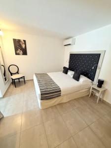un dormitorio con una cama y una silla en A STORIA, en Bastia