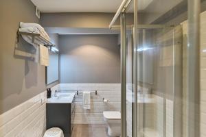 Bilik mandi di Apartamentos Arriba by gaiarooms +25 gambar