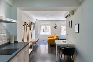Dapur atau dapur kecil di Apartamentos Arriba by gaiarooms
