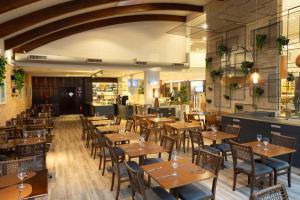 an empty restaurant with wooden tables and chairs at Blue Tree Towers Caxias do Sul in Caxias do Sul