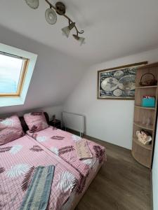 a bedroom with a pink bed and a window at Садиба Ангеліка in Csetfalvát