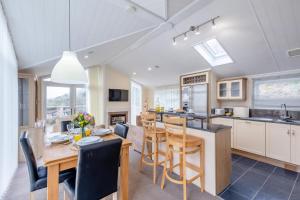 Η κουζίνα ή μικρή κουζίνα στο 2 Bed in Tresaith oc-c33408