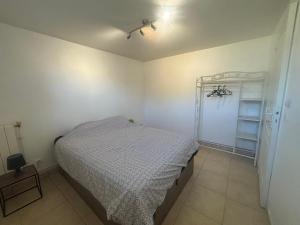 une chambre avec un lit dans une pièce dans l'établissement Forêt et Océan grand appartement rdc avec vue sur la forêt proche du centre ville, à Capbreton