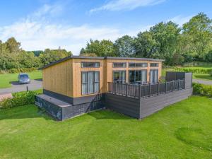 ein kleines Haus auf dem Rasen in einem Park in der Unterkunft 2 Bed in Coleford oc-t33304 in Coleford