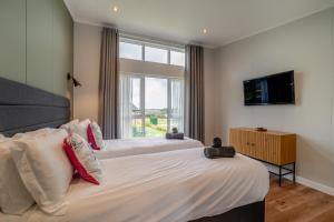 Un dormitorio con dos camas y una gran ventana. en 2 Bed in Coleford oc-t33304, en Coleford