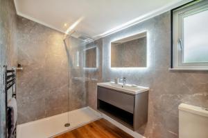 ein Badezimmer mit Waschbecken und Dusche in der Unterkunft 2 Bed in Coleford oc-t33304 in Coleford + 10 Fotos