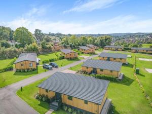 una vista aérea de una casa con una carretera y casas en 2 Bed in Coleford oc-t33304, en Coleford
