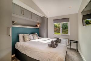 Un dormitorio con una gran cama blanca con cabecero azul. en 4 Bed in Coleford oc-t33301, en Coleford