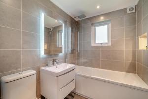 Un baño con inodoro, lavabo y bañera. en 4 Bed in Coleford oc-t33301, en Coleford 11 fotos más