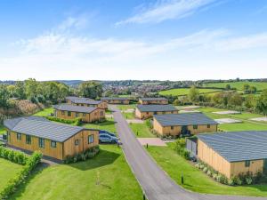 Una vista aérea de una urbanización con una carretera. en 4 Bed in Coleford oc-t33301, en Coleford