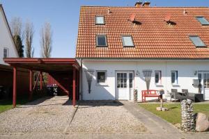 una gran casa blanca con techo rojo en Vadersdorf-6c, en Vadersdorf