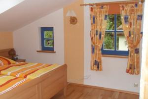 a bedroom with a bed and a window at Märchengarten Fischer un sin Fru in Putbus