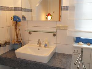 a bathroom with a sink and a mirror at Märchengarten Fischer un sin Fru in Putbus +23 photos