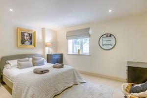 a bedroom with a bed with two towels on it at 2 Bed in Langham oc-l33117 in Langham