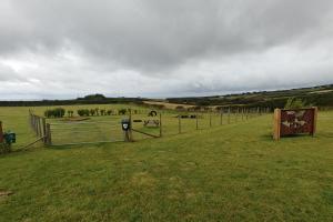 une clôture dans un champ avec des chevaux au loin dans l'établissement 3 Bed in Rhossili oc-f33389, à Rhossili 3 autres photos