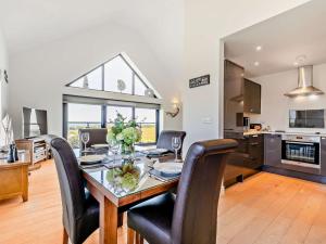 Una cocina y un comedor con mesa y sillas. en 2 Bed in Helston oc-s33457, en Ruan Major