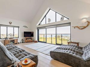 Una sala de estar con dos sofás y una gran ventana. en 2 Bed in Helston oc-s33457, en Ruan Major