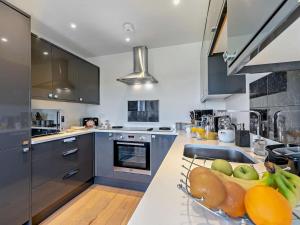 Kuchyň nebo kuchyňský kout v ubytování 2 Bed in Helston oc-s33457