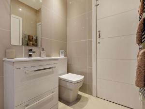 Un baño blanco con inodoro y ducha. en 2 Bed in Helston oc-s33457, en Ruan Major 11 fotos más