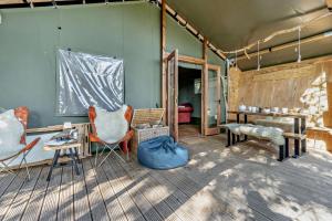 ヘイ・オン・ワイにある2 Bed in Hay-on-Wye oc-h33385の椅子とテーブルのあるリビングルーム +28枚の写真
