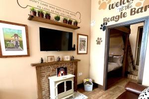 Il comprend un salon doté d'une cheminée et d'une télévision à écran plat. dans l'établissement 1 Bed in Rhossili oc-r33390, à Rhossili