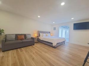 a bedroom with a bed and a couch at Vacation Villa in Tampa 17 Guest in Tampa