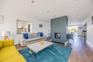 ein Wohnzimmer mit Couch und Kamin in der Unterkunft Sundowner - West Wittering in East Wittering