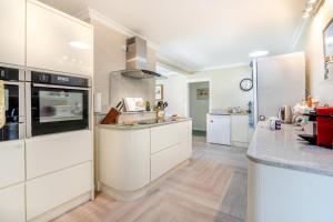 Photo de la galerie de l'établissement 4 Bed in Brook oc-b30296, à Thursley