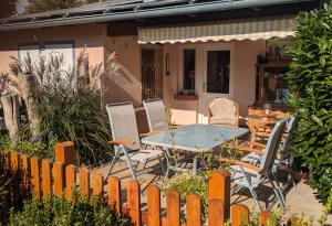 a patio with a table and chairs in front of a house at Märchengarten Hänsel und Gretel in Putbus
