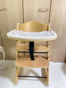 un seggiolone con un tavolo sopra di 望月ハウス201 a Tokyo