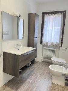 a bathroom with a sink and a toilet and a mirror at Da Gas e Nana casa vacanze con salottino esterno vicino Venezia e Treviso in Peseggia +30 photos
