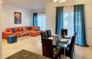 Χώρος καθιστικού στο 2 Bedroom Nice Home In Arcos De La Frontera