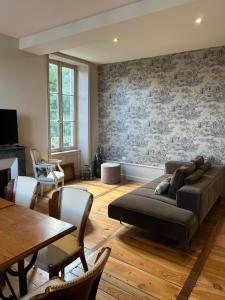 una sala de estar con un sofá y una mesa en Château de Sampigny - 10 min from Clermont-Ferrand, en Gerzat