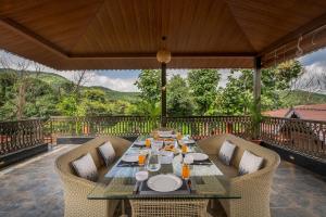 Balkón nebo terasa v ubytování SaffronStays Tulja Farms