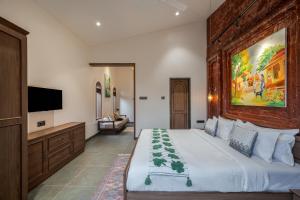 TV a/nebo společenská místnost v ubytování SaffronStays Tulja Farms