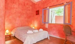 una camera da letto con un letto e una finestra di Camping Acqua E Sole a Sainte-Lucie de Porto-Vecchio