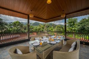 Balkón nebo terasa v ubytování SaffronStays Tulja Farms